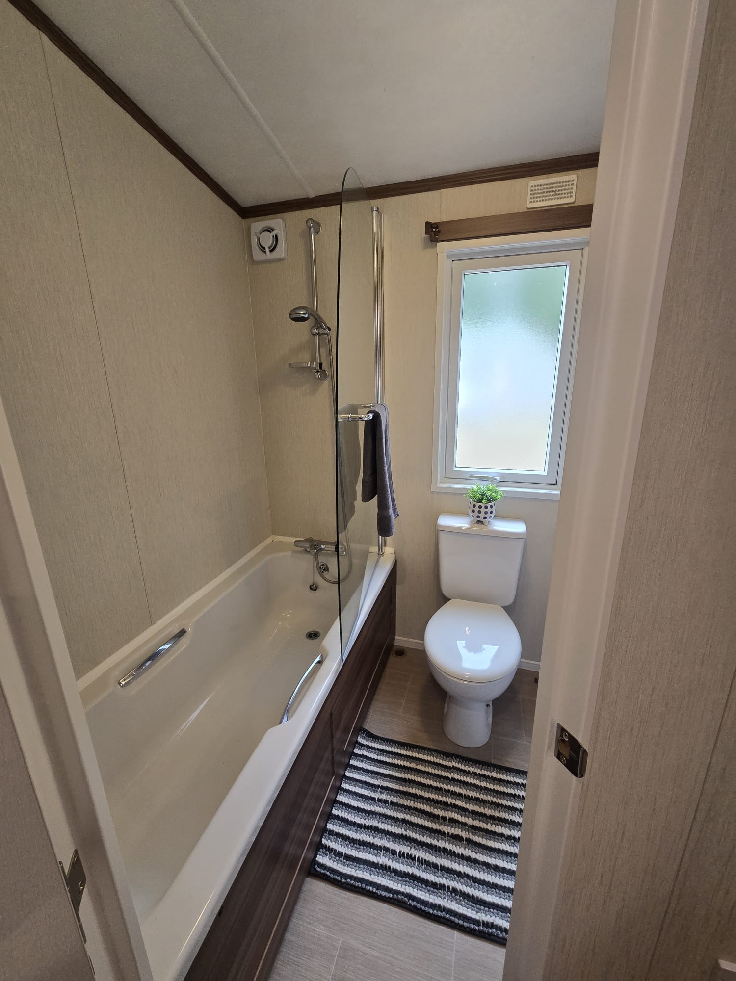 AVAILABLE | 2015 Pemberton Rivington 40x13 | 2 beds | Full Winterpack Mobile Home