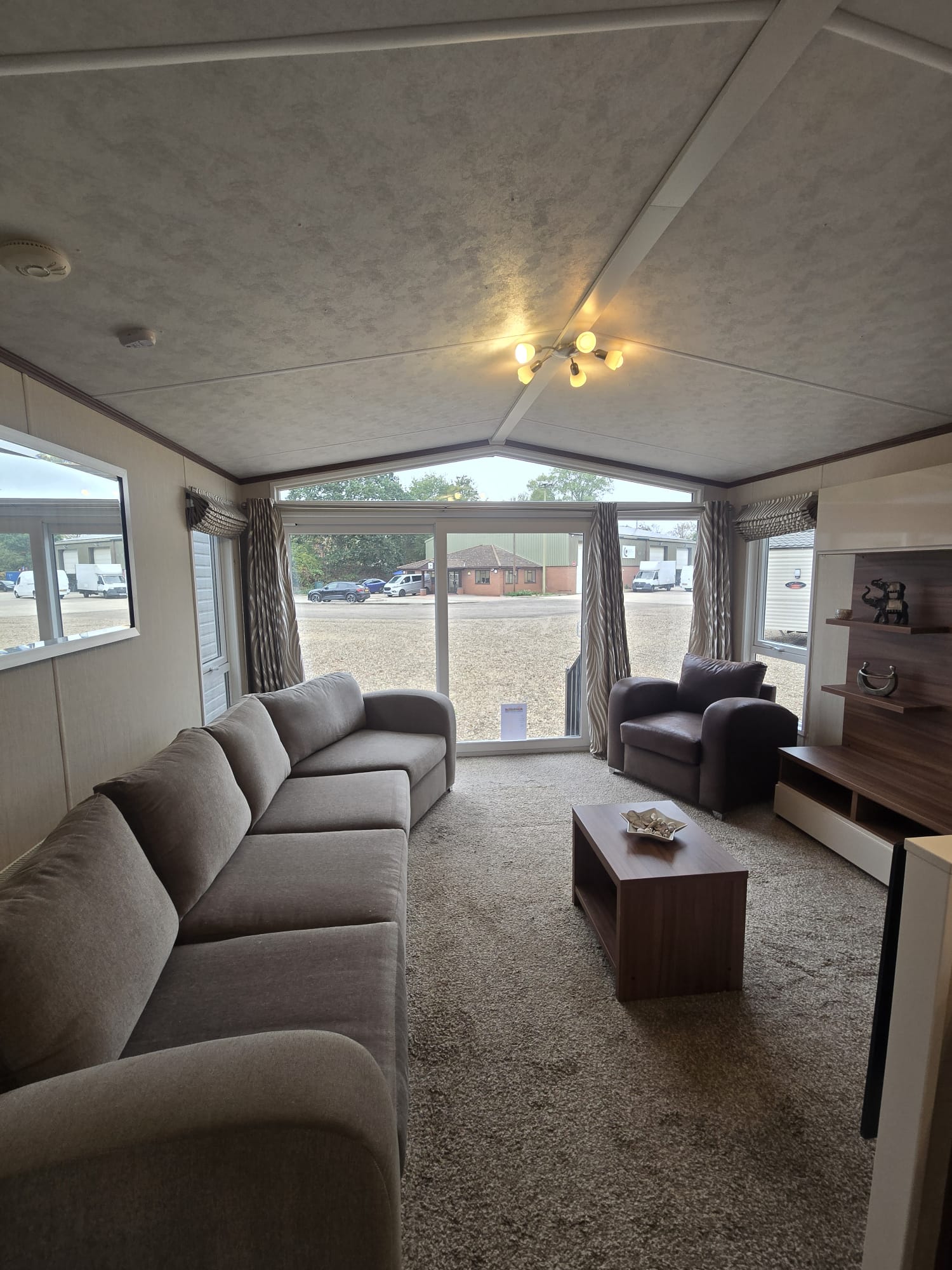 AVAILABLE | 2015 Pemberton Rivington 40x13 | 2 beds | Full Winterpack Mobile Home